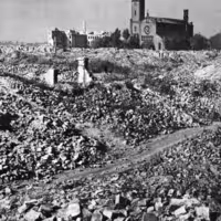 Kościół św. Augustyna przy ul. Nowolipki wśród powojennych ruin